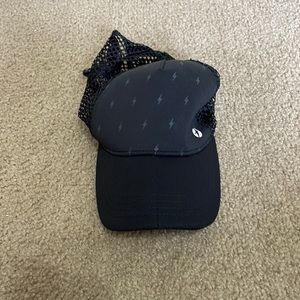 Runner trucker hat